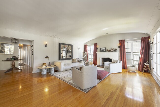 Building Photo - 148 S Orange Dr