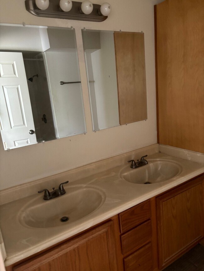 Building Photo - 16706 Running Quail Ct