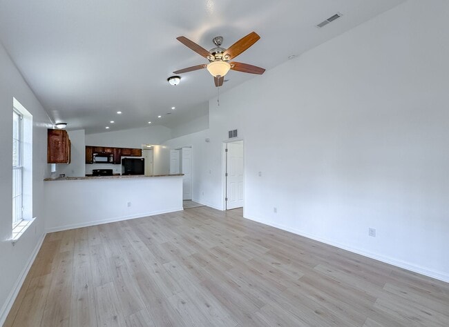 Building Photo - Renovated 3/2 House w/ New Paint/Flooring,...