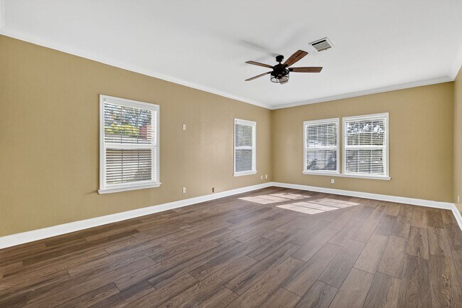 Building Photo - Charming and spacious home for rent in Leesburg!