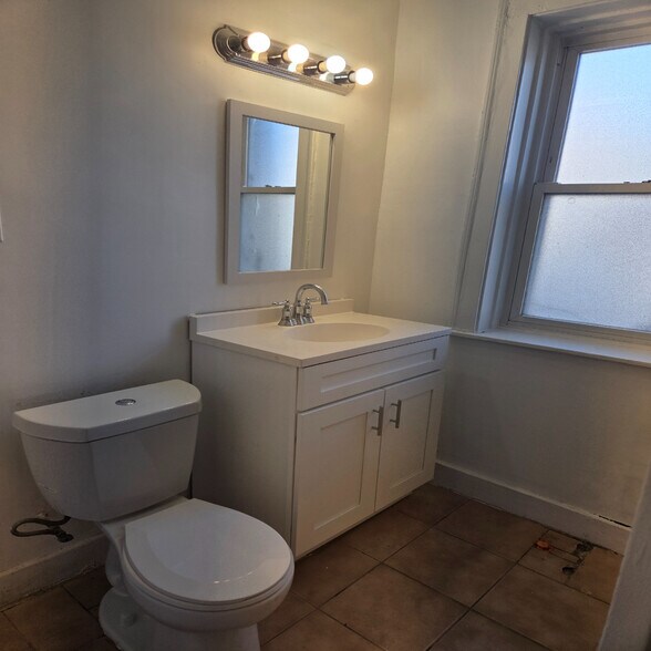 Building Photo - 6433 N Hamilton Ave