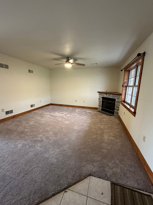 Building Photo - 3 Bedroom Townhouse Leola