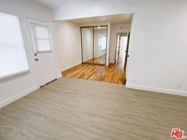 Building Photo - 2616 S Barrington Ave