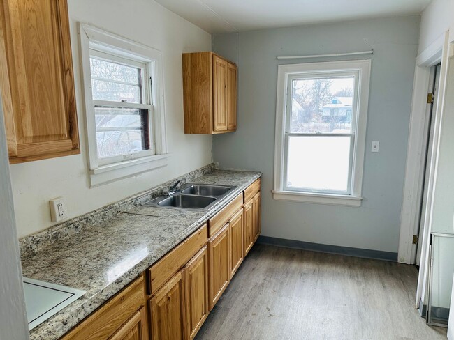 Building Photo - Pet Friendly 4 bedroom 2 bath with off str...