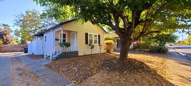 Building Photo - Very Cute Newly Renovated Single-Family Ho...