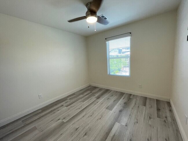 Building Photo - Carry Over Showing: This property has been...