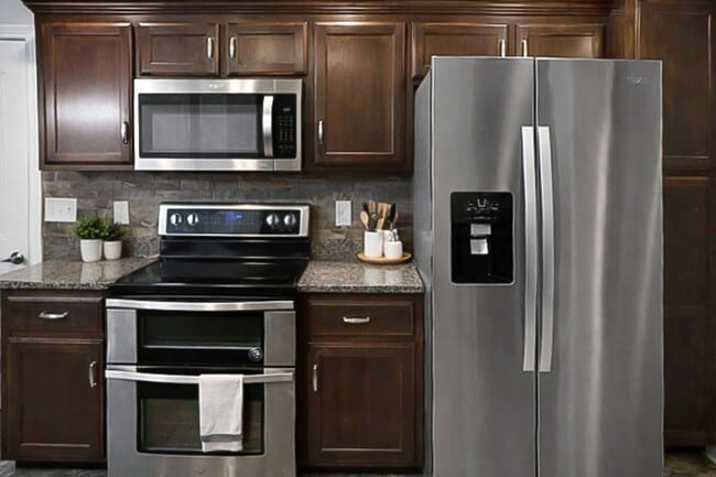 Building Photo - Pet Friendly Three Bedroom with Bonus!