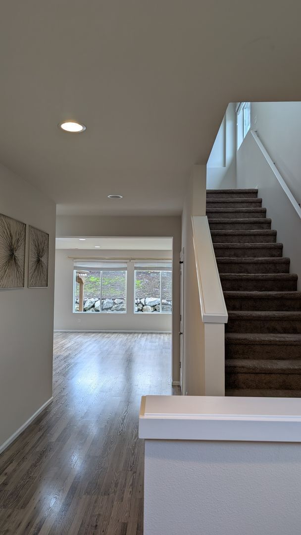 Building Photo - 5 bedroom Marysville 2 story home