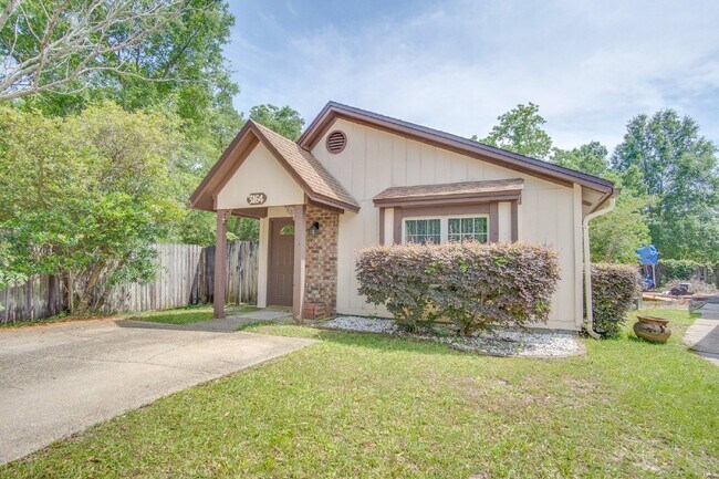 Building Photo - North Pensacola 3BR/2BA Home Near UWF Featuring Vaulted Ceilings & Privacy-Fenced Backyard