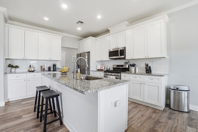 Building Photo - 4254 Mesa Dr