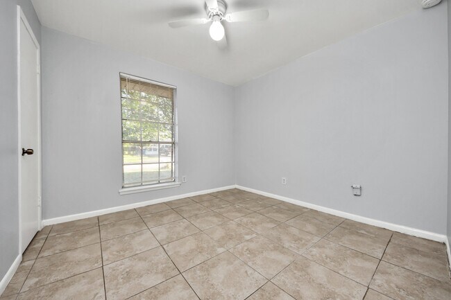 Building Photo - 3806 Charriton Dr