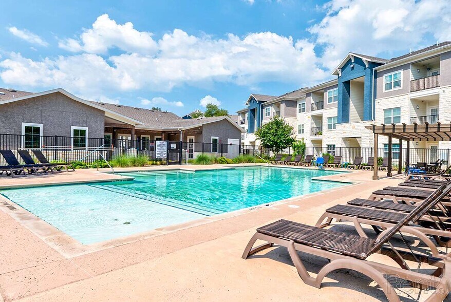Primary Photo - Live Oak Apartments