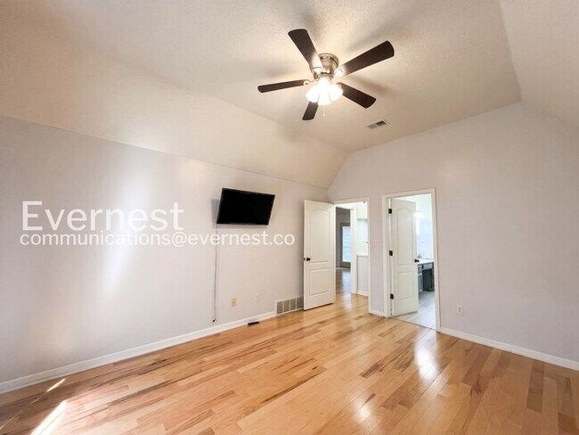 Building Photo - 3 Bed/1.5 Bath Home with Fenced Yard & Garage / Vouchers Accepted / Available Now!