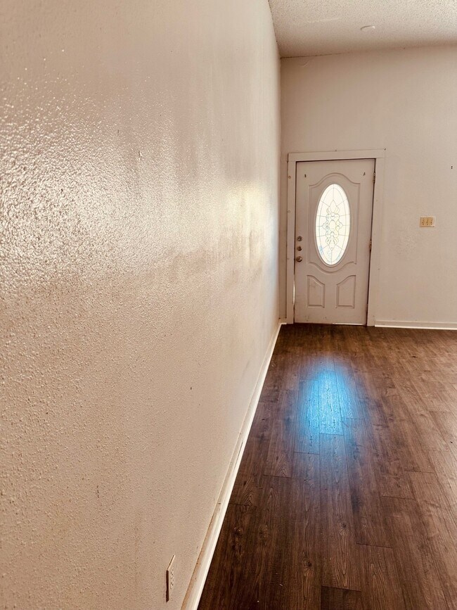 Building Photo - 2808 ball