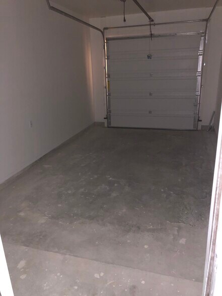 Garage - 1027 Fairway Dr
