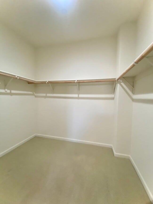 Building Photo - Beautiful 3-Bedroom Townhome in Private Ga...