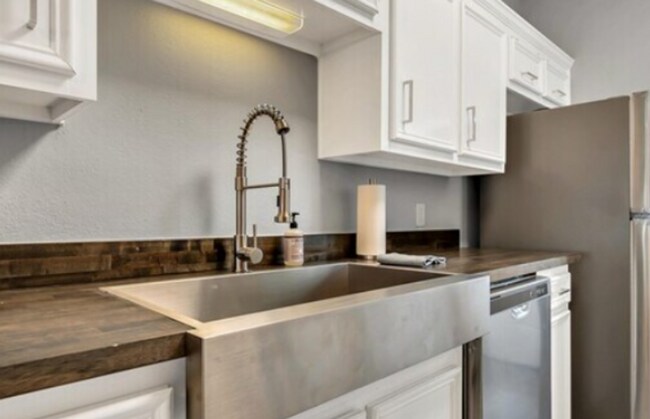 Building Photo - 4 bed 4 bath duplex - $550 per bed