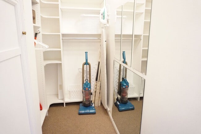 Building Photo - Furnished efficiency one block from the beach