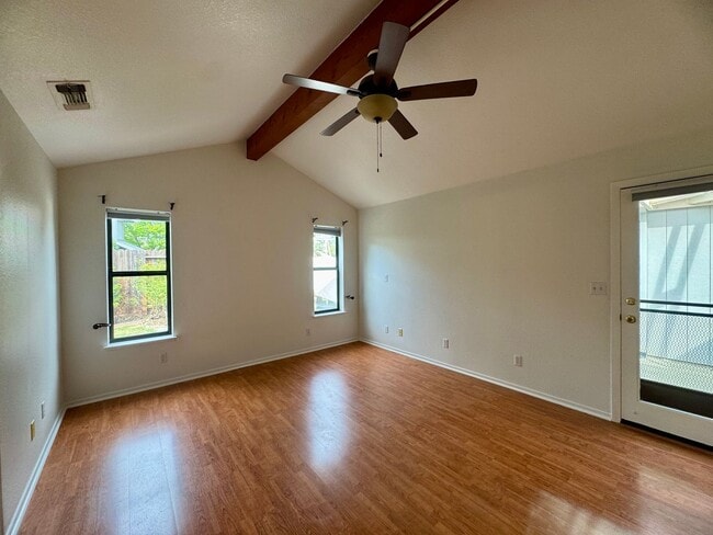 Building Photo - Adorable Home Available Now in Davis!