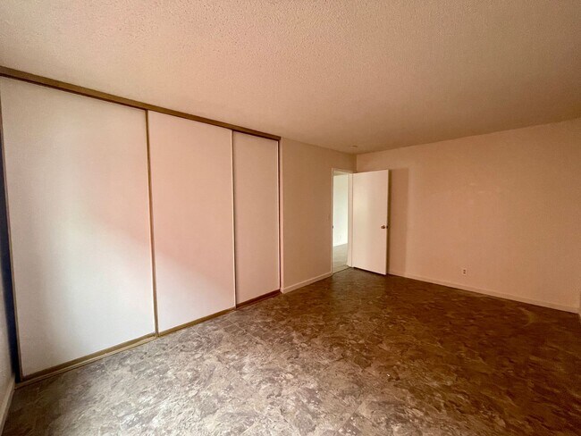 Building Photo - Specious 2 Bedrooms 1 Bathroom with Parking!