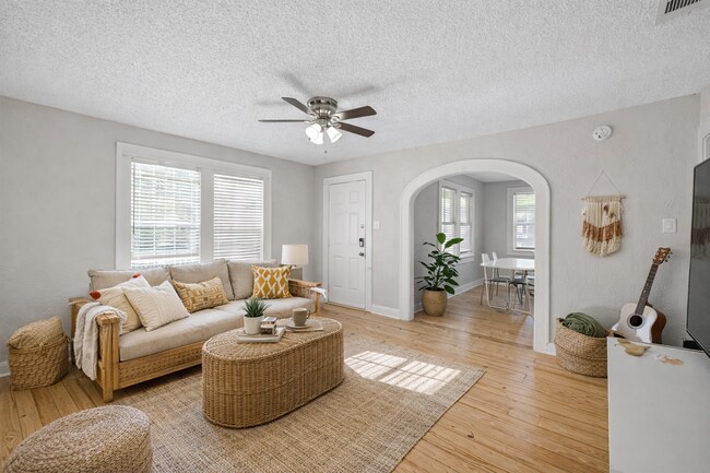 Building Photo - Cherrywood Duplex 7 Bedroom 4 Full Baths