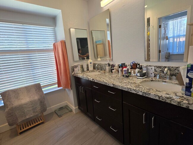 Building Photo - Northwest 4 bedroom, 2 bath with AMAZING Views