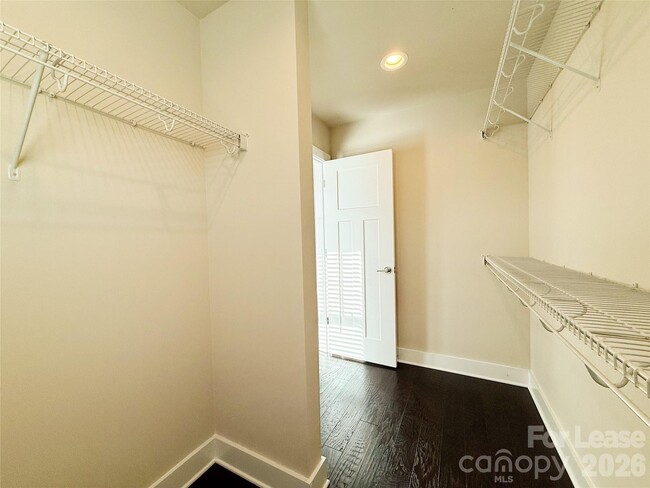 Building Photo - 1424 W 4th St