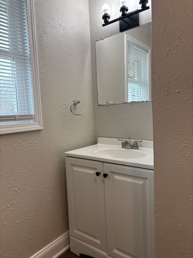 Building Photo - 3 Bed 1 Bath Remodeled House