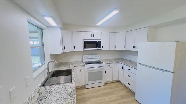 Building Photo - 8675 Lantana Dr