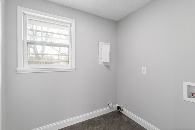 Building Photo - 3 Bedroom 2 Bath Renovated Pet Friendly Home For Rent!