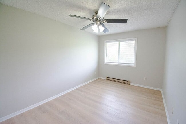 Building Photo - Nicely updated 2br condo in excellent NE location!