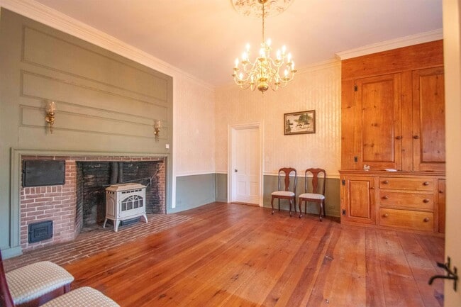 Building Photo - 267 N River Rd