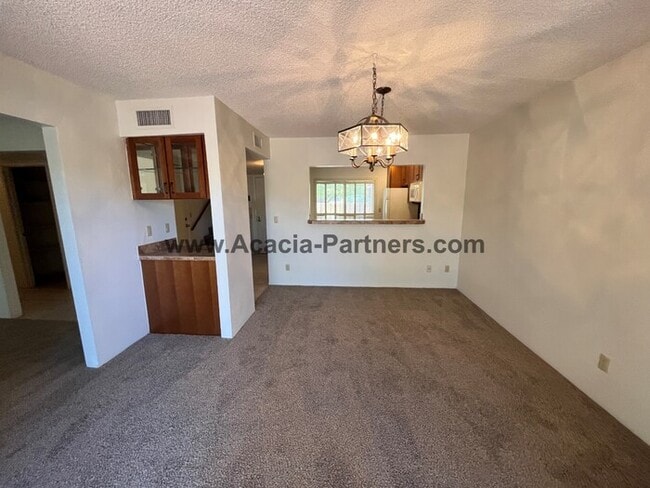 Building Photo - Large Three Bedroom Townhouse