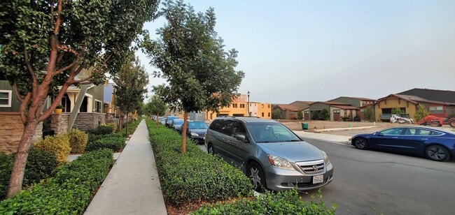 Building Photo - 534 Sandalwood Dr