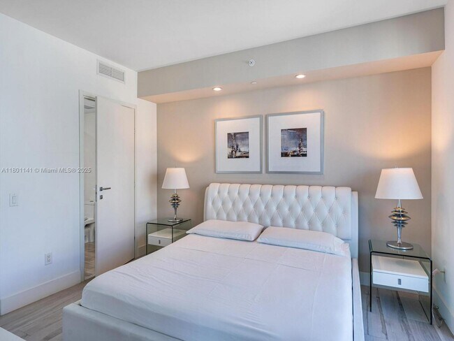 Building Photo - 1300 Brickell Bay Dr