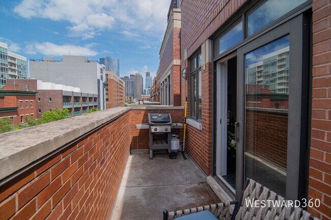 Building Photo - 1033 W Monroe St