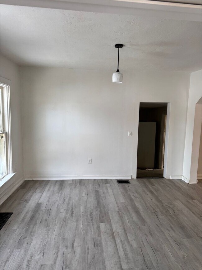 Building Photo - 2 bedroom 1 bath single family home. Freshly painted with new flooring .