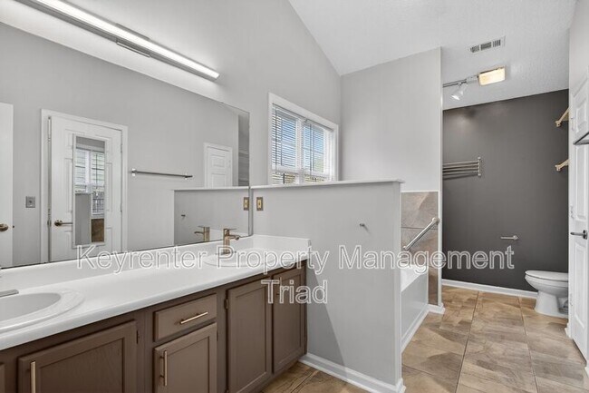 Building Photo - 10 Manor Ridge Ct