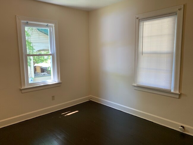 Building Photo - 1924 Maple Ave NE