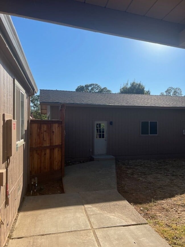 Building Photo - Modern Auburn Retreat—Fully Renovated 3BR ...