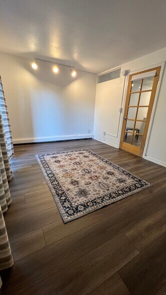 Building Photo - 1065 University Ave