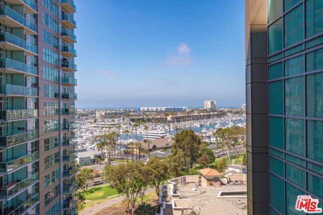 Building Photo - 13700 Marina Pointe Dr