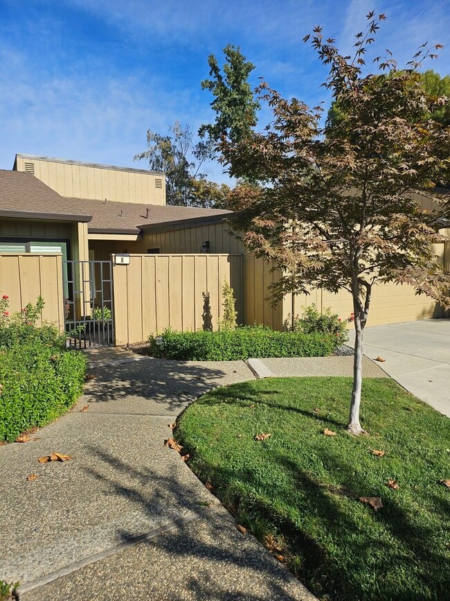 Building Photo - Stylish 2-Bed, 2-Bath Home with Generous Den in The Meadows