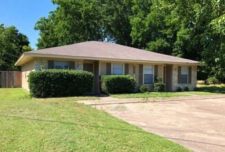 Building Photo - Private 2-Bedroom Duplex in Quiet Cul-de-Sac Backing to the Woods