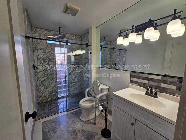 Building Photo - 2810 Sherwin Ave