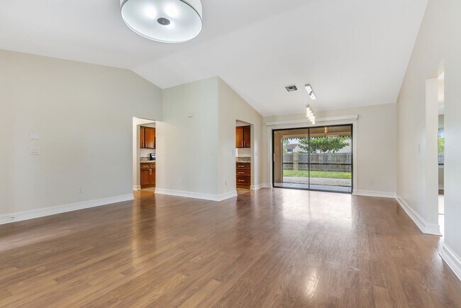 Building Photo - ** GOLDEN GATE CITY ** 3 BED + DEN / 2 BAT...