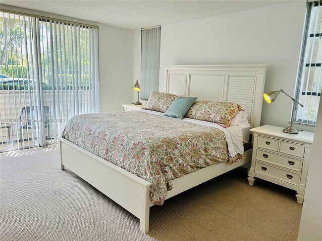 Building Photo - 2701 S Palm Aire Dr