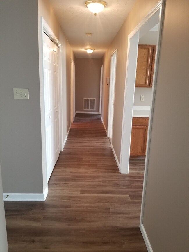 Building Photo - Maryville 37804 - 3 bedroom, 2 Bath Home , 2 car garage - Contact Donna Bailey (865) 389-6590