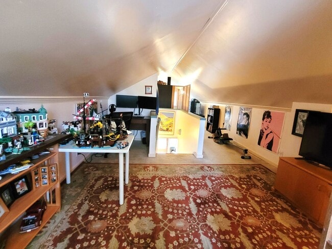 Building Photo - Charming Three Bedroom Home with Large Fen...