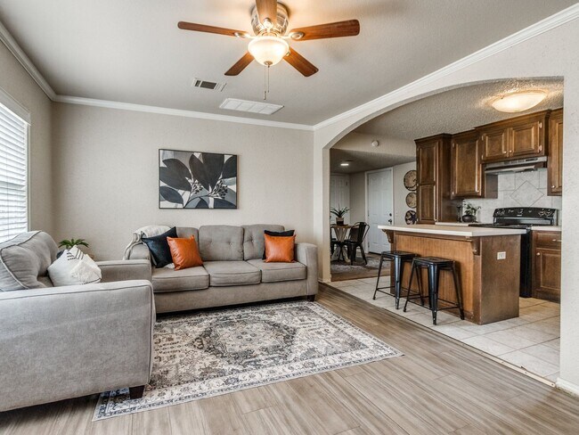Building Photo - 3 bed 1 bath updated with beautiful garage...